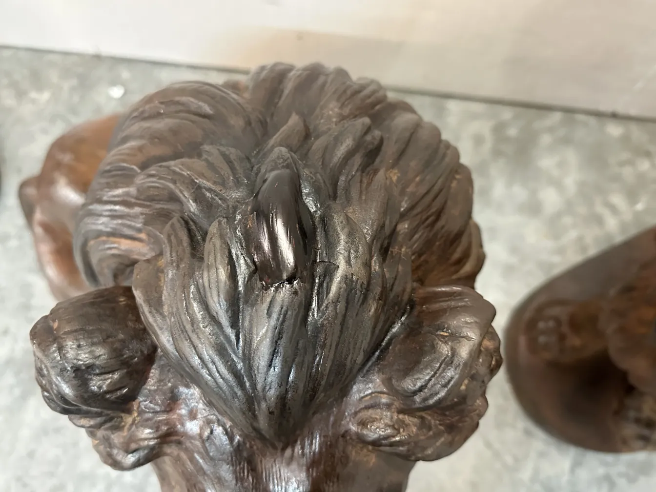 sculpture antique de 2 lions, détails de la crinière