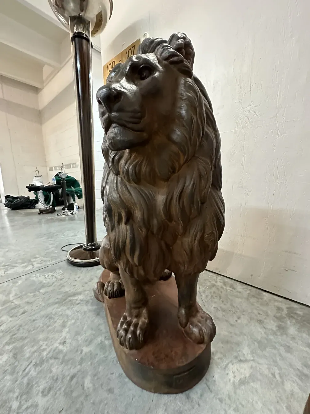 Estátua de dois leões em um ambiente antigo.