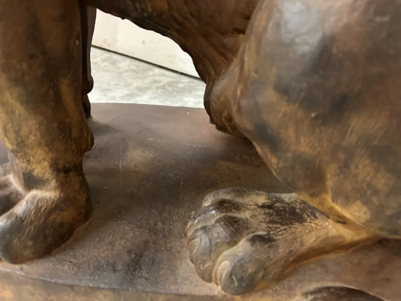 sculpture de deux lions antiques sur socle