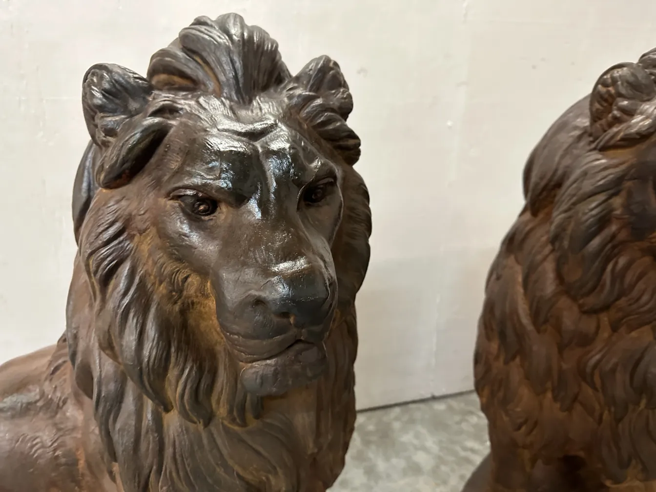 sculptures antiques de deux lions A. Durenne avec des détails de fourrure