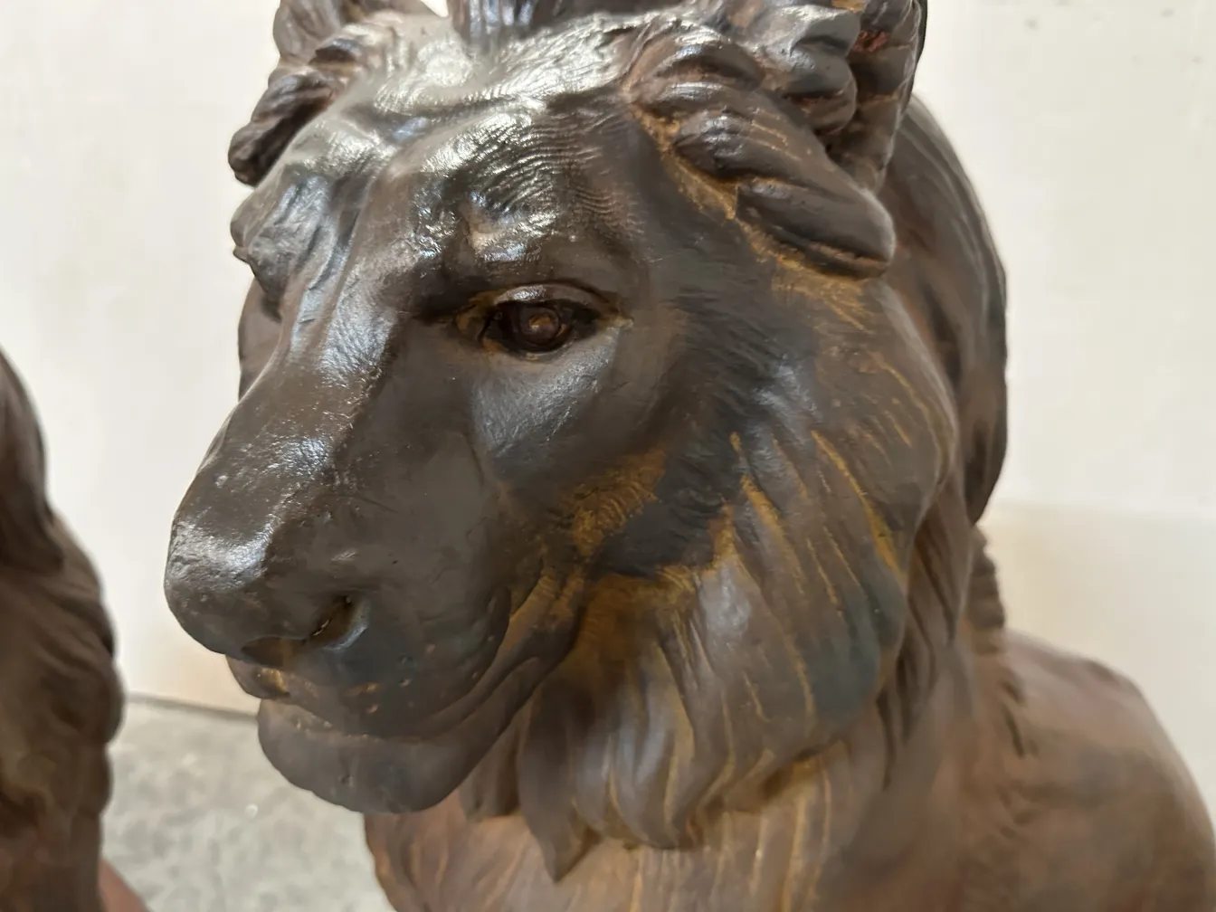 dettaglio di una scultura antica di 2 leoni A. Durenne con espressioni vivaci