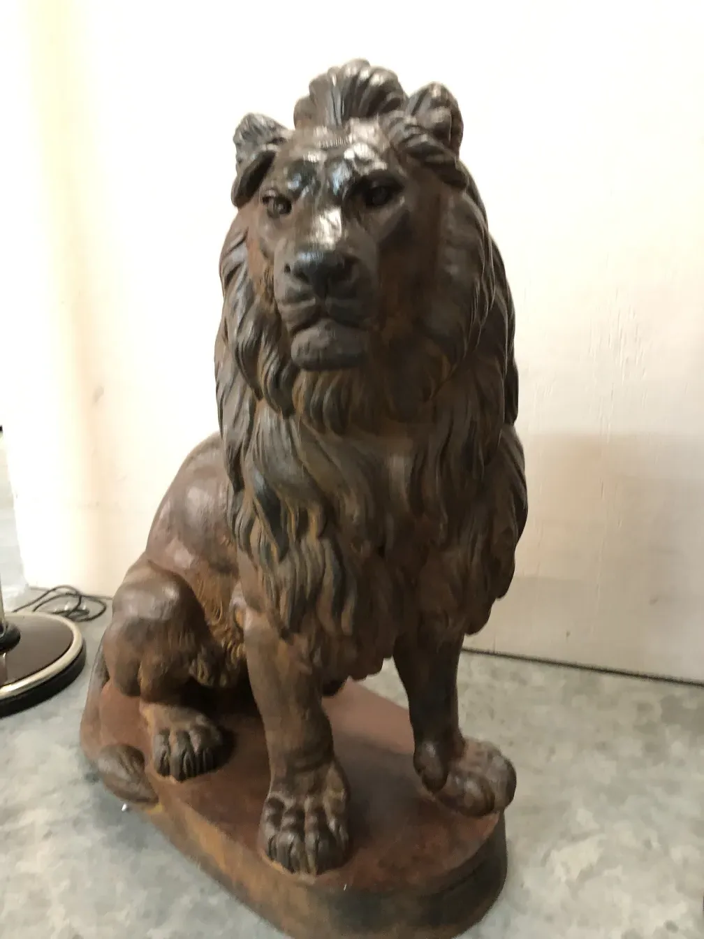 escultura de dos leones, detalle realista y expresión fuerte.