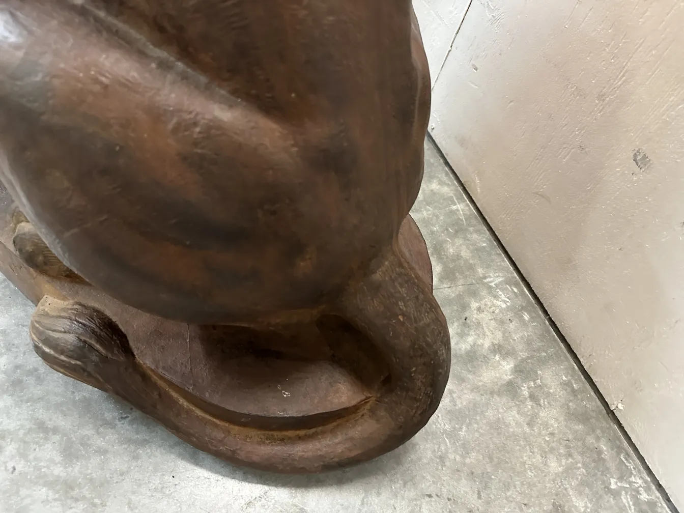 escultura de 2 leones antiguos con detalles vívidos, a. durenne