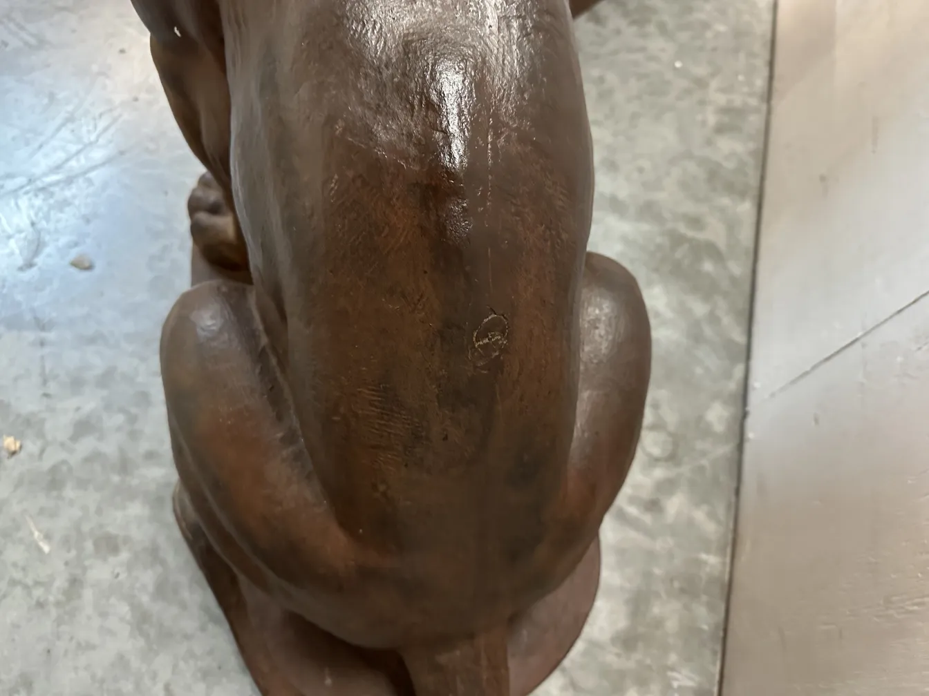 skulptur von zwei löwen in dynamischer pose, antik