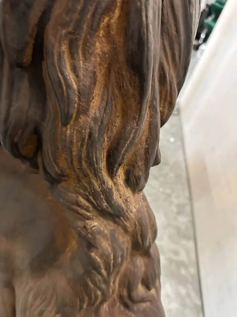 detalhe de uma escultura antiga de 2 leões de A. Durenne com texturas ricas