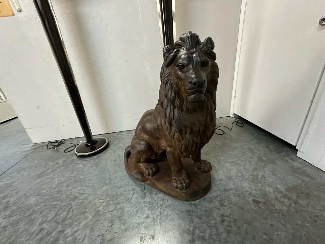 sculpture antique de 2 lions, artistiquement détaillés, A. Durenne, dans un cadre moderne.