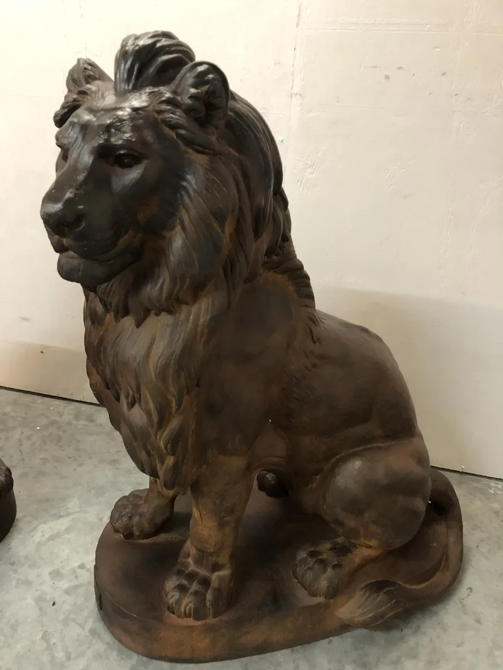 scultura di due leoni con dettagli realistici