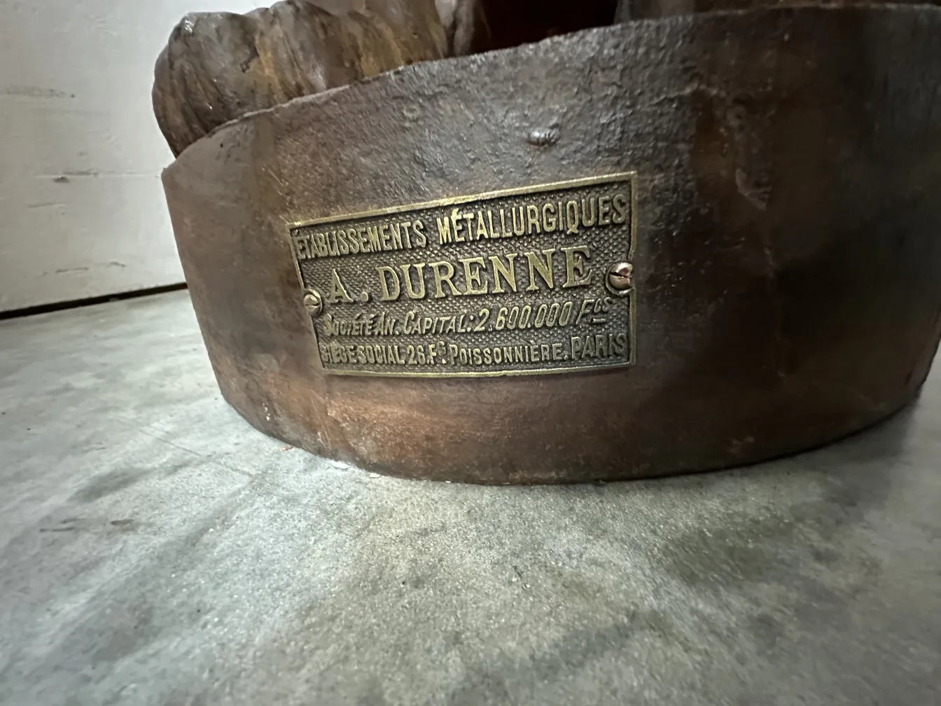 Détail d'un objet ancien avec deux lions et l'inscription A. Durenne.
