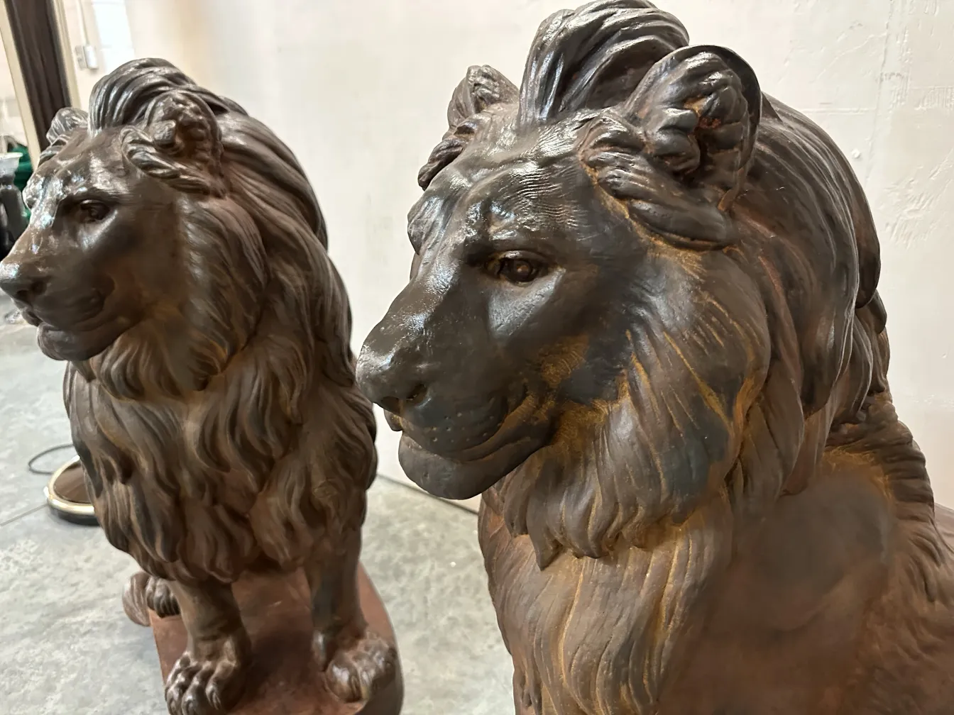 esculturas de dos leones con detalles realistas en el rostro