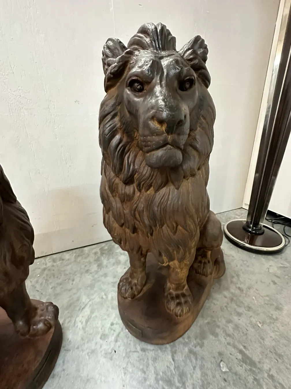 escultura de 2 leões, detalhes antigos, A. Durenne, fundo neutro