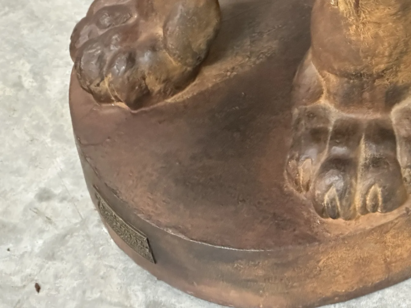 antike skulptur von 2 löwen von A. Durenne in neutraler Umgebung