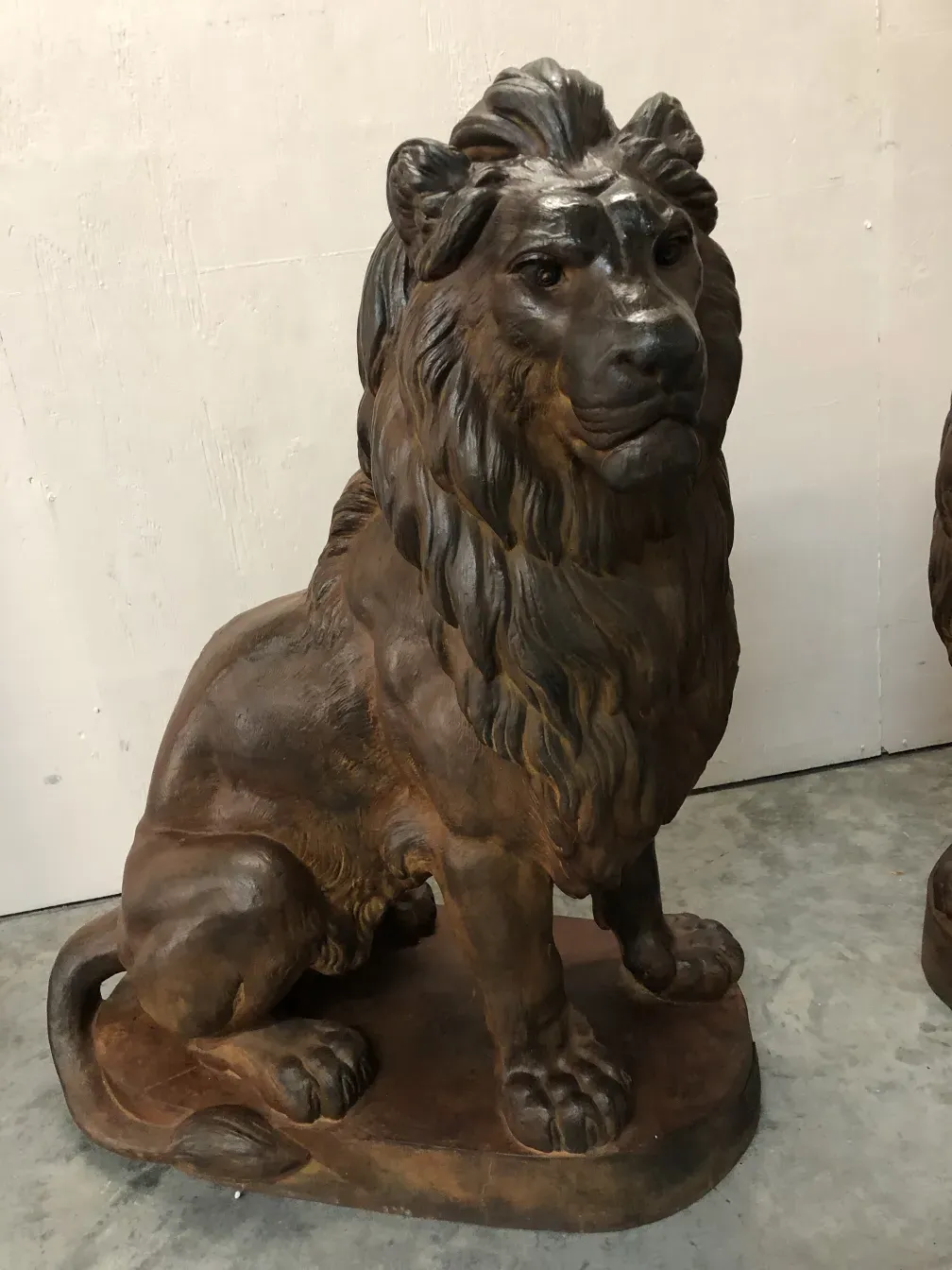 escultura de dois leões de a. durenne em um ambiente antigo