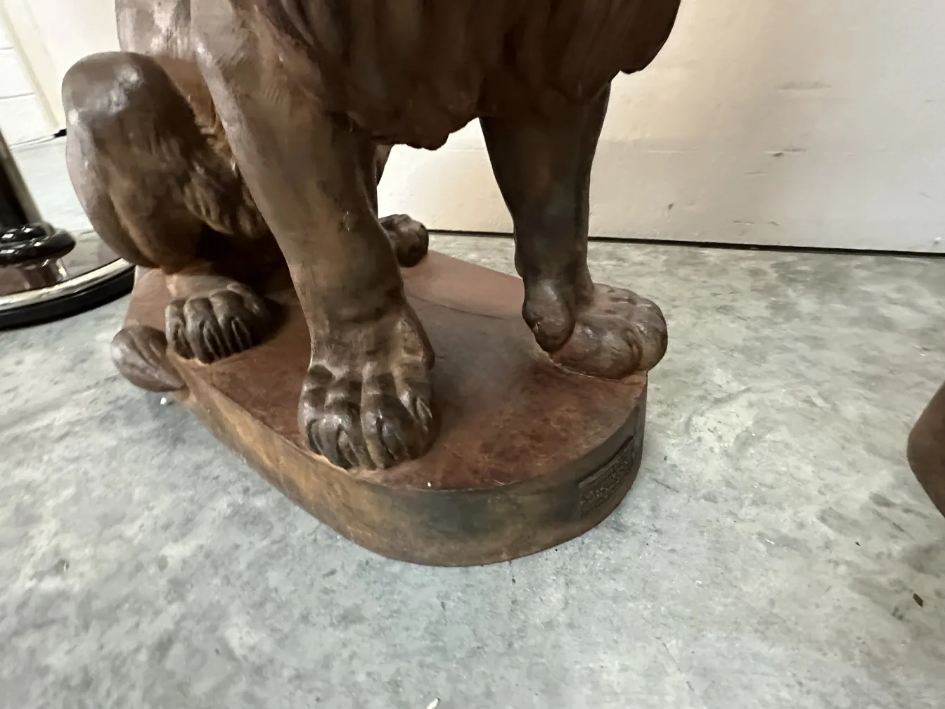 escultura antiga com detalhes de 2 leões A. Durenne