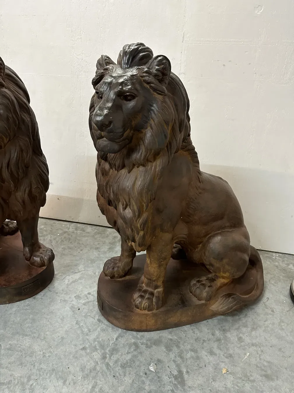 Sculture di leoni di A. Durenne in un ambiente antico.