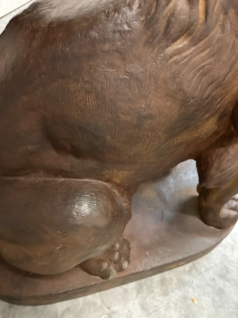 scultura antica di due leoni con dettagli del pelo