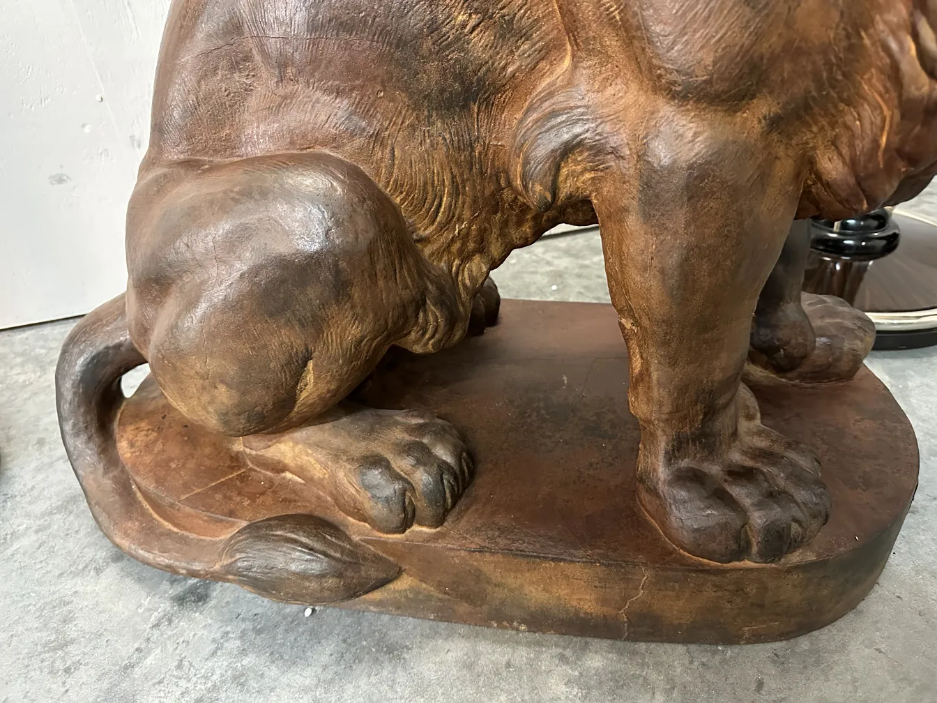 antike skulptur von 2 löwen von a. durenne auf einem detaillierten sockel