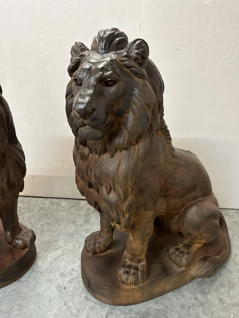 escultura antigua de 2 leones de A. Durenne, poderosa presencia