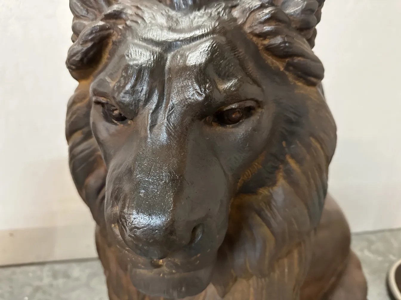 sculpture détaillée de lions dans une pose majestueuse, antiquité A. Durenne.