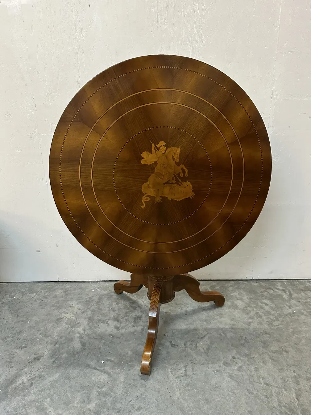 mesa redonda antiga com decoração na superfície