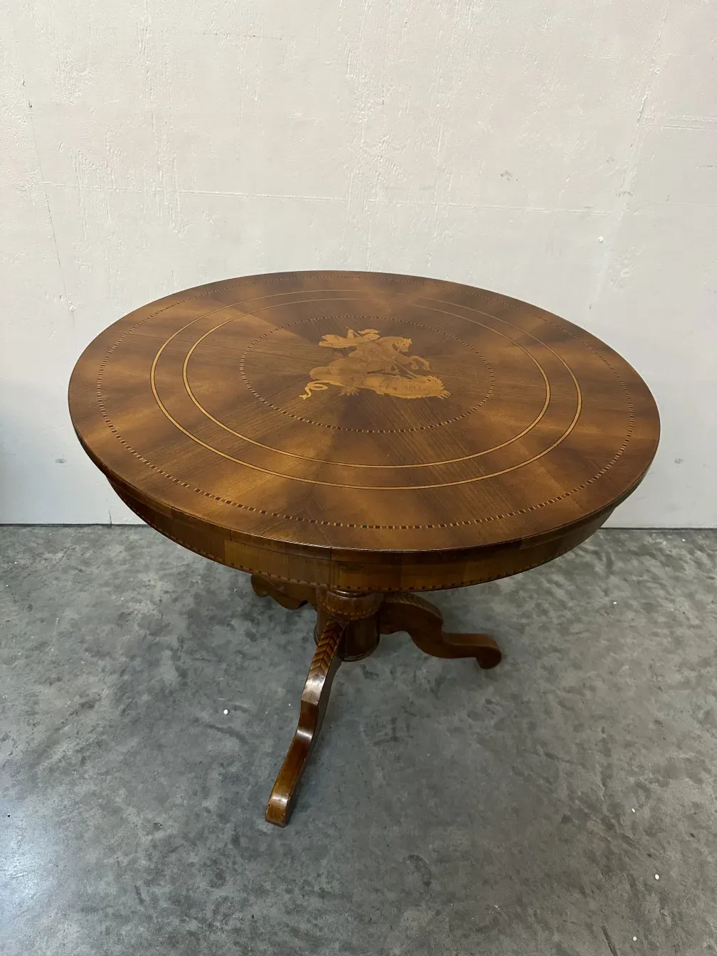 tavolo antico rotondo con un design decorativo sopra