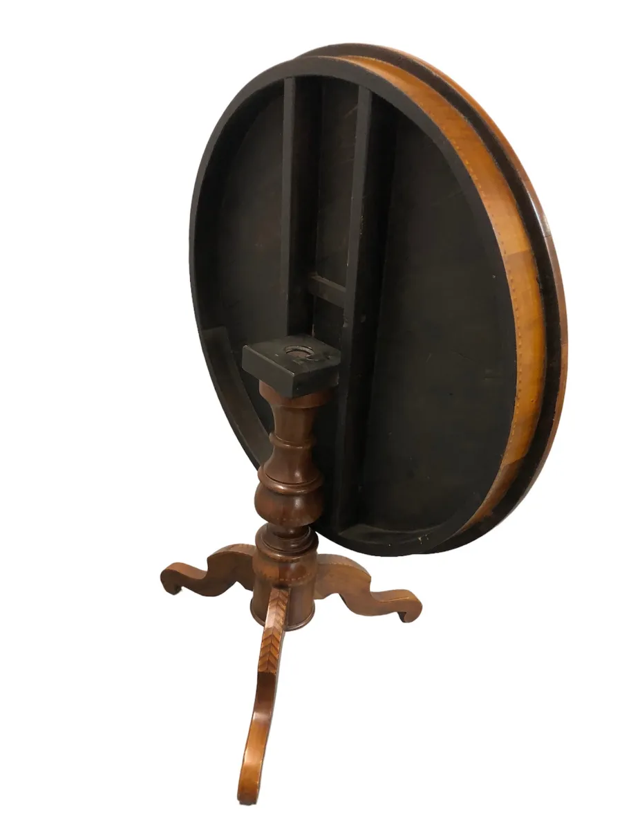 고전적인 원형 테이블, 우아한 나무 다리