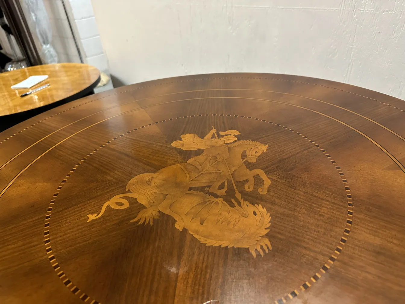 Table antique avec un design artistique sur le dessus et un cadre élégant