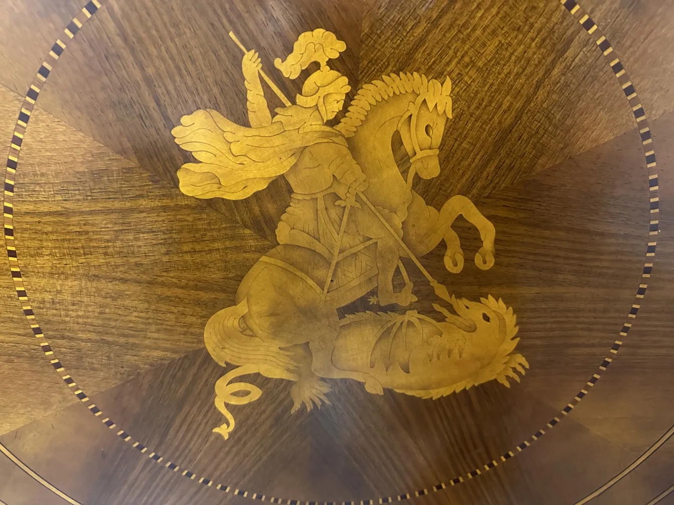 古董桌子，特色复杂的战争和龙的设计。