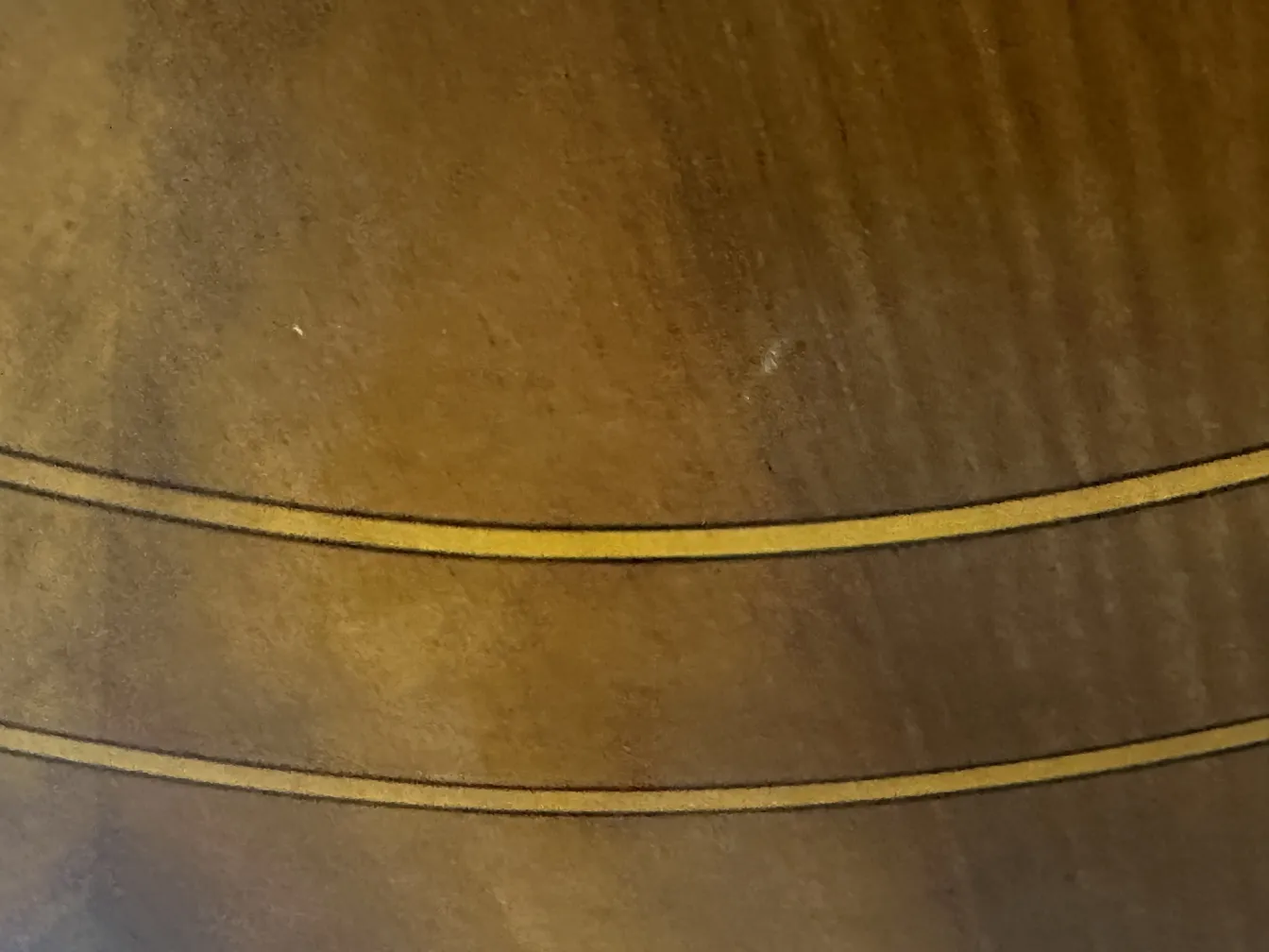 Vue détaillée d'une table antique avec des lignes de design