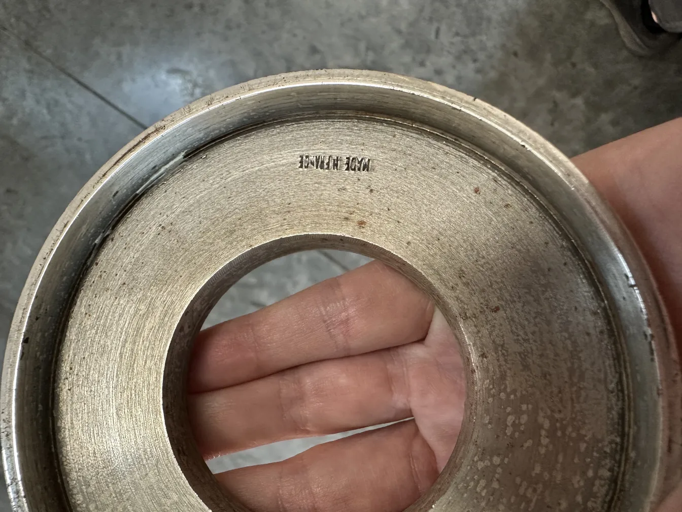 Ein Set aus 2 antiken Tischleuchten in einem eleganten Ambiente.