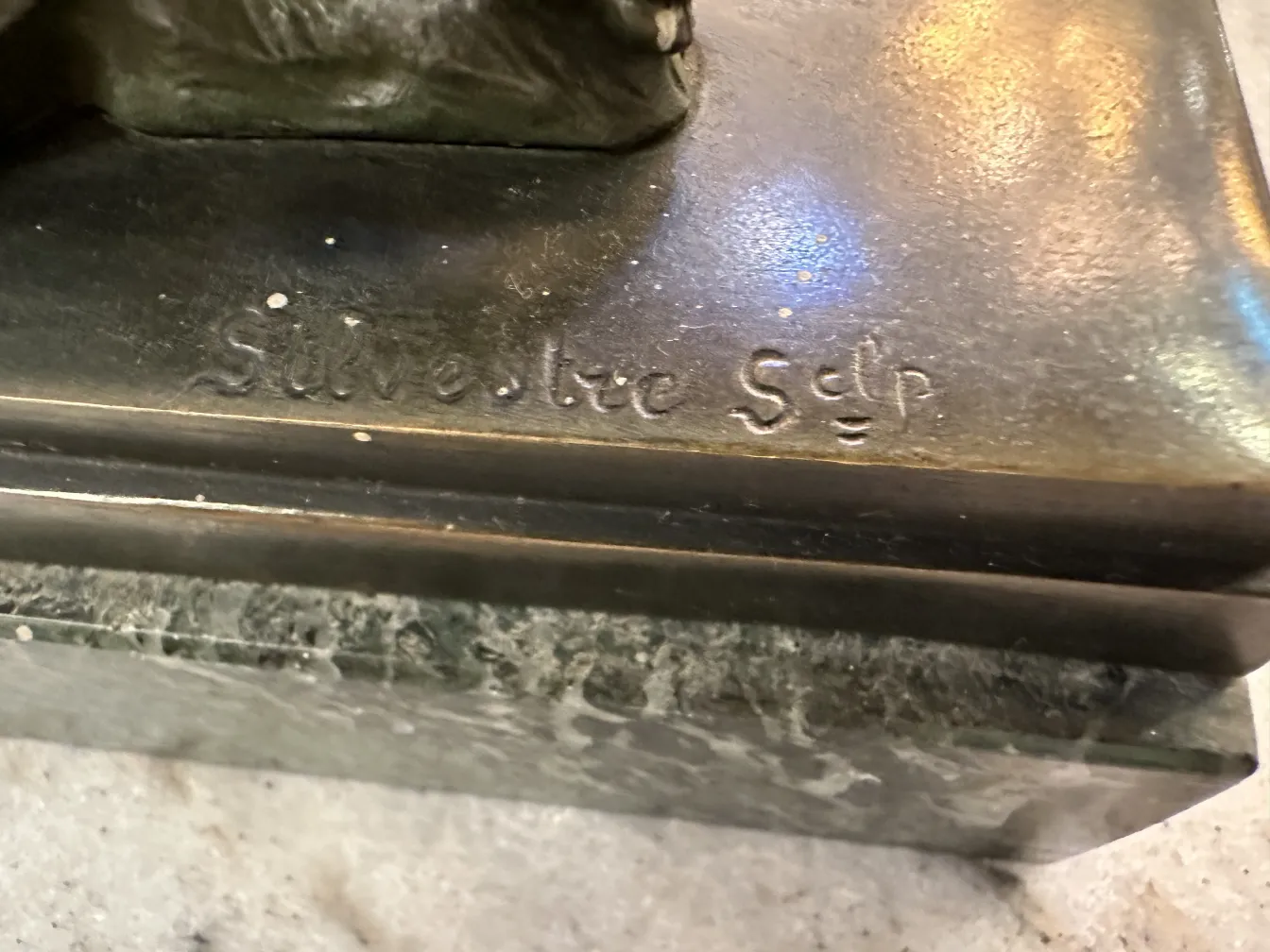 पुरातन पुस्तक स्टैंड जिनका सजावटी डिजाइन है, पॉल सिल्वेस्टर द्वारा हस्ताक्षरित।