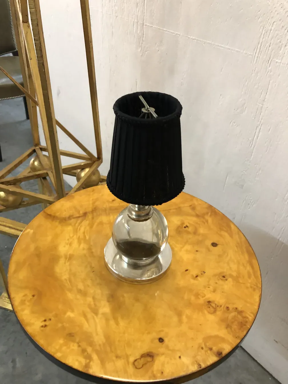 Antigua lámpara de mesa con pantalla negra sobre mesa de madera, Jacques Adnet