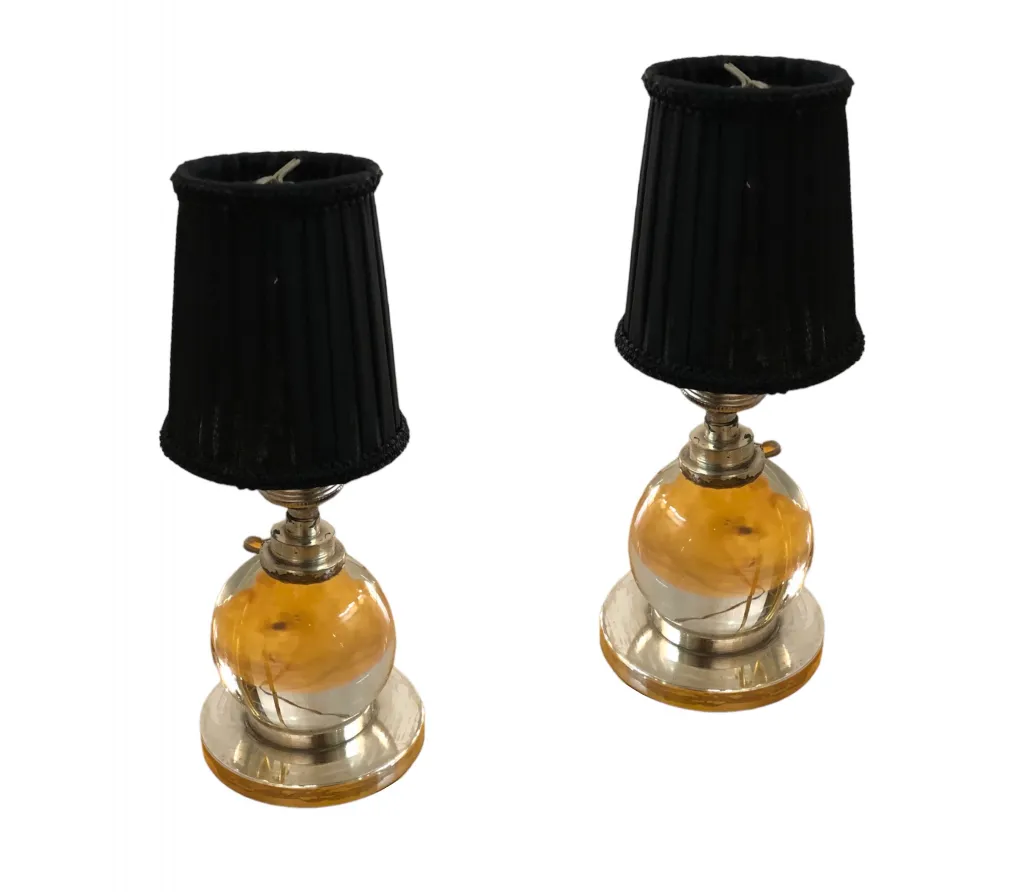 deux lampes de table anciennes avec abat-jours noirs et bases dorées