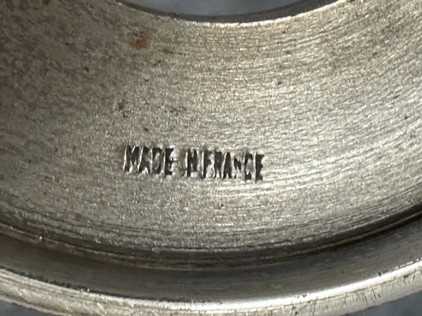 Une paire de lampes de table anciennes dans un cadre élégant et classique