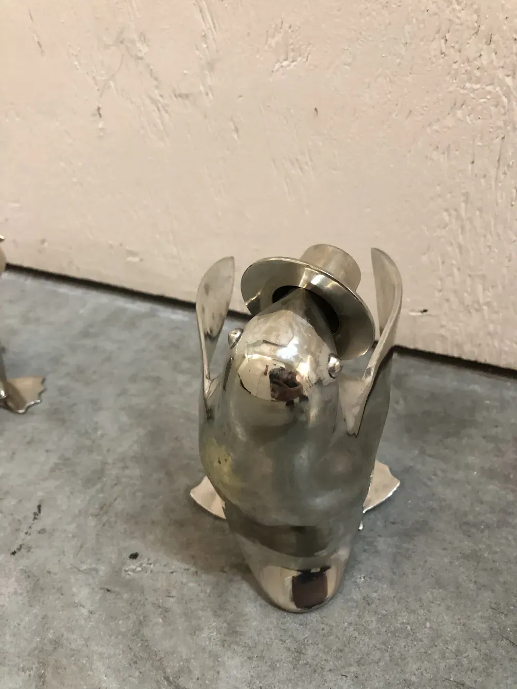 pinguini decorativi antichi in un ambiente grigio