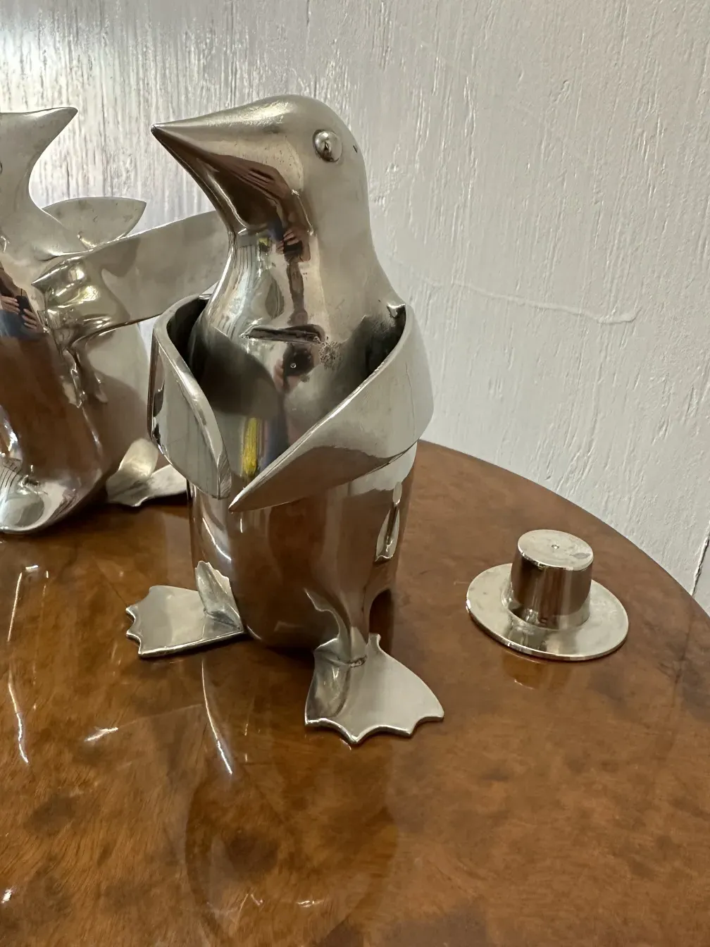 dos pingüinos de diseño antiguo en una base