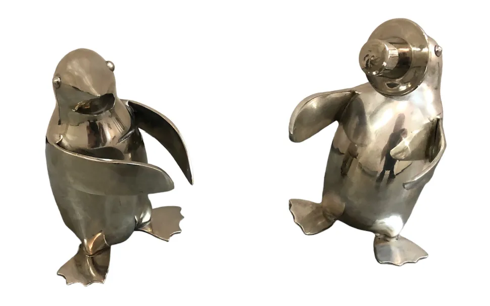 dos pingüinos antiguos en elegante decoración