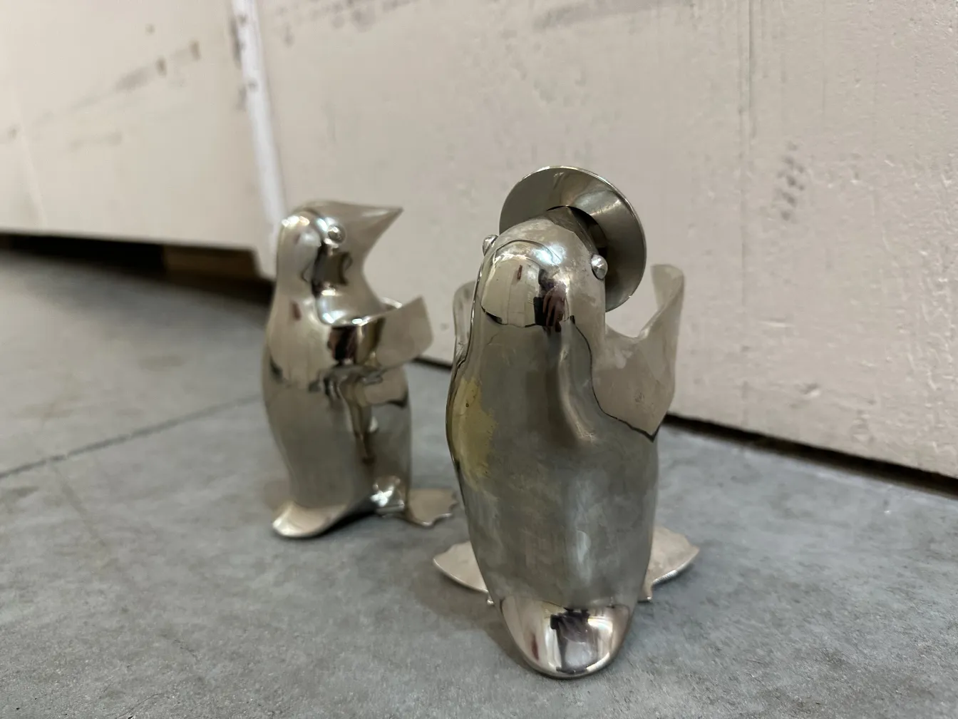 zwei antike dekorative pinguine in einer Umgebung