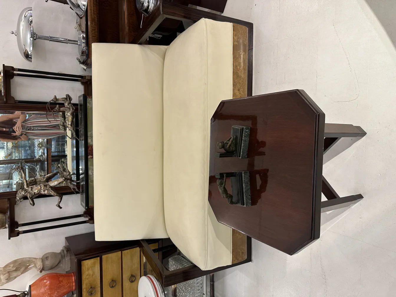 Fermalibri antichi con design classico, ambiente elegante.