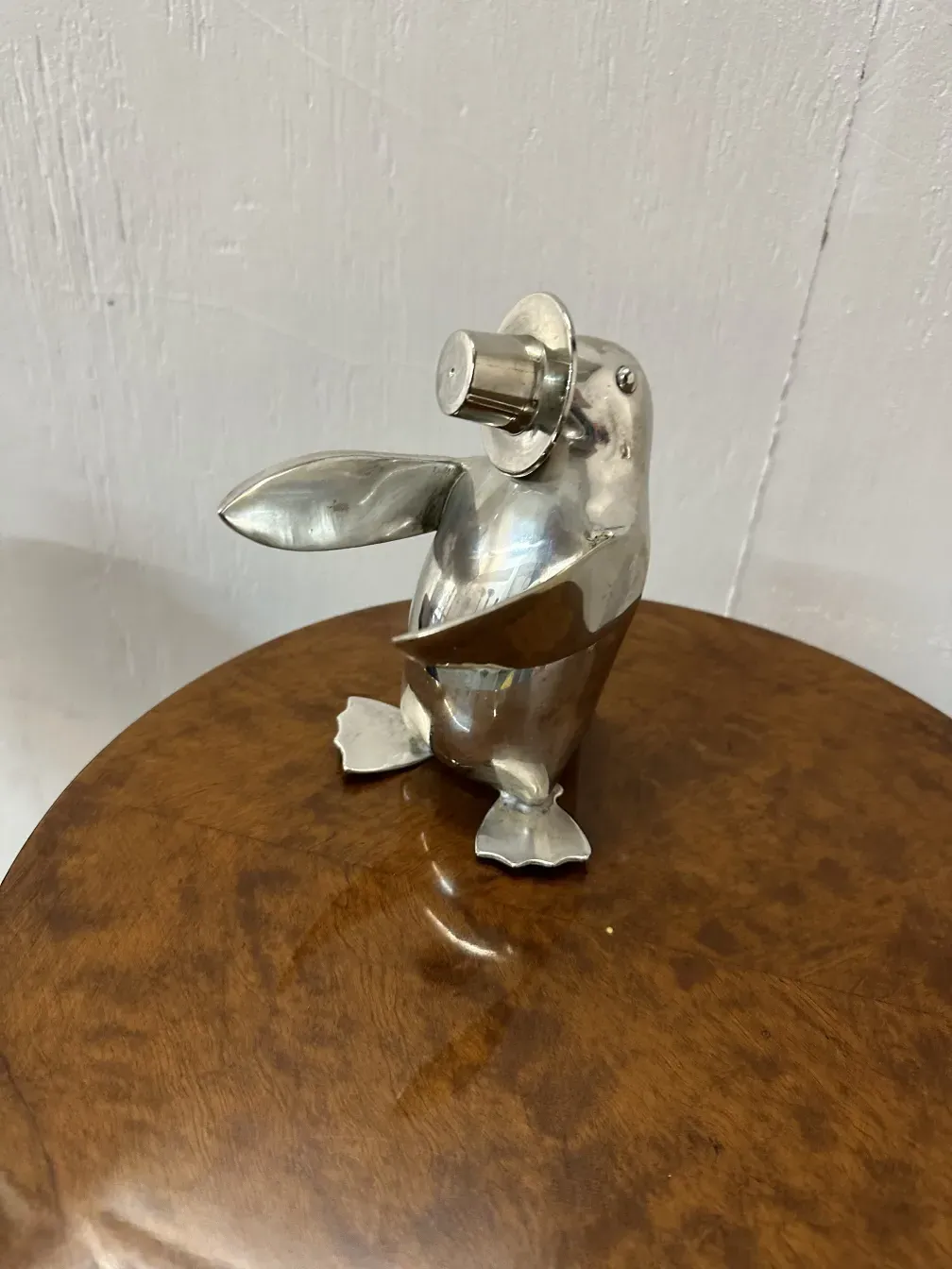 2 pingouins anciens sur une base ronde en bois