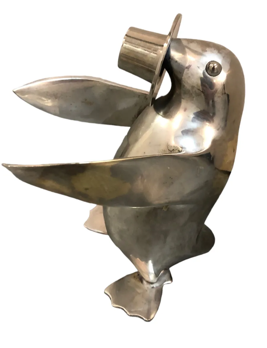 dois pinguins antigos em pose decorativa, um segurando um objeto em cima