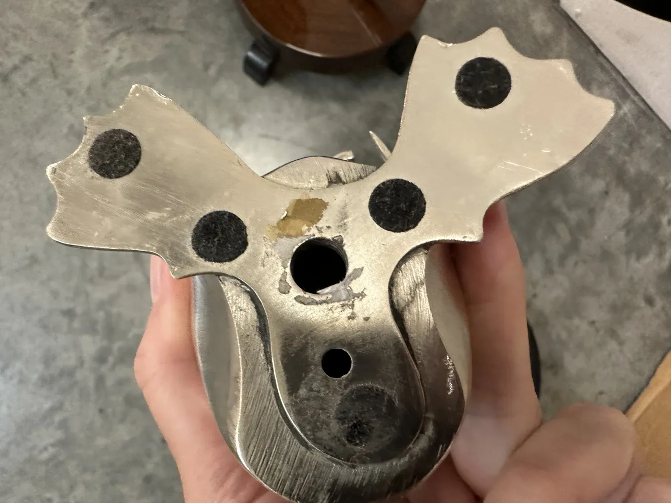 पुराने धातु के सजावटी पेंगुइन का शीर्ष दृश्य जिसमें काले विवरण हैं।