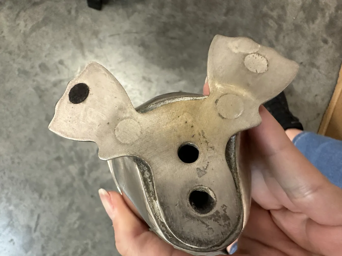 escultura antiga em forma de 2 pinguins com detalhes visíveis