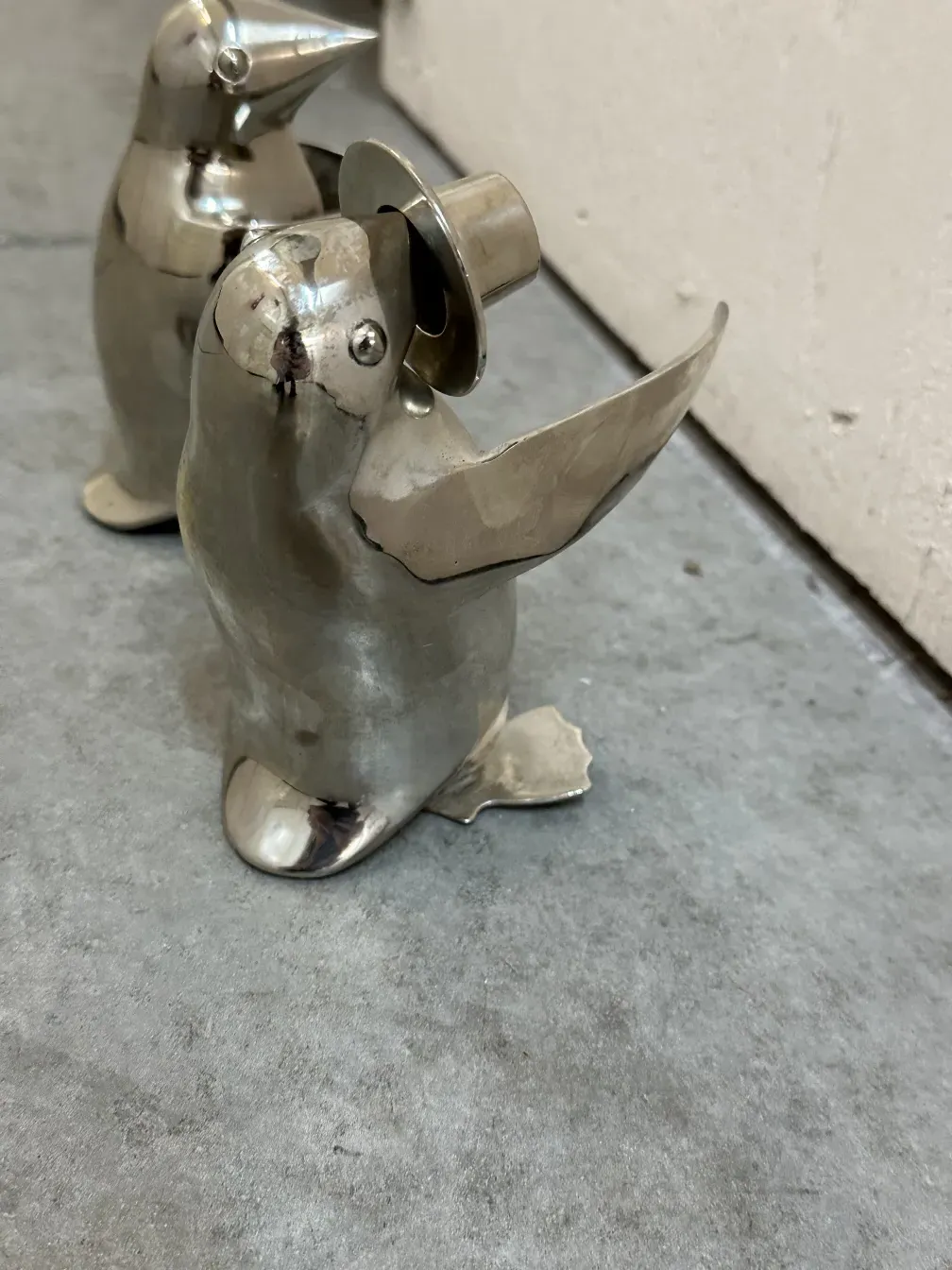 sculptures de pingouins anciens avec chapeau dans un environnement