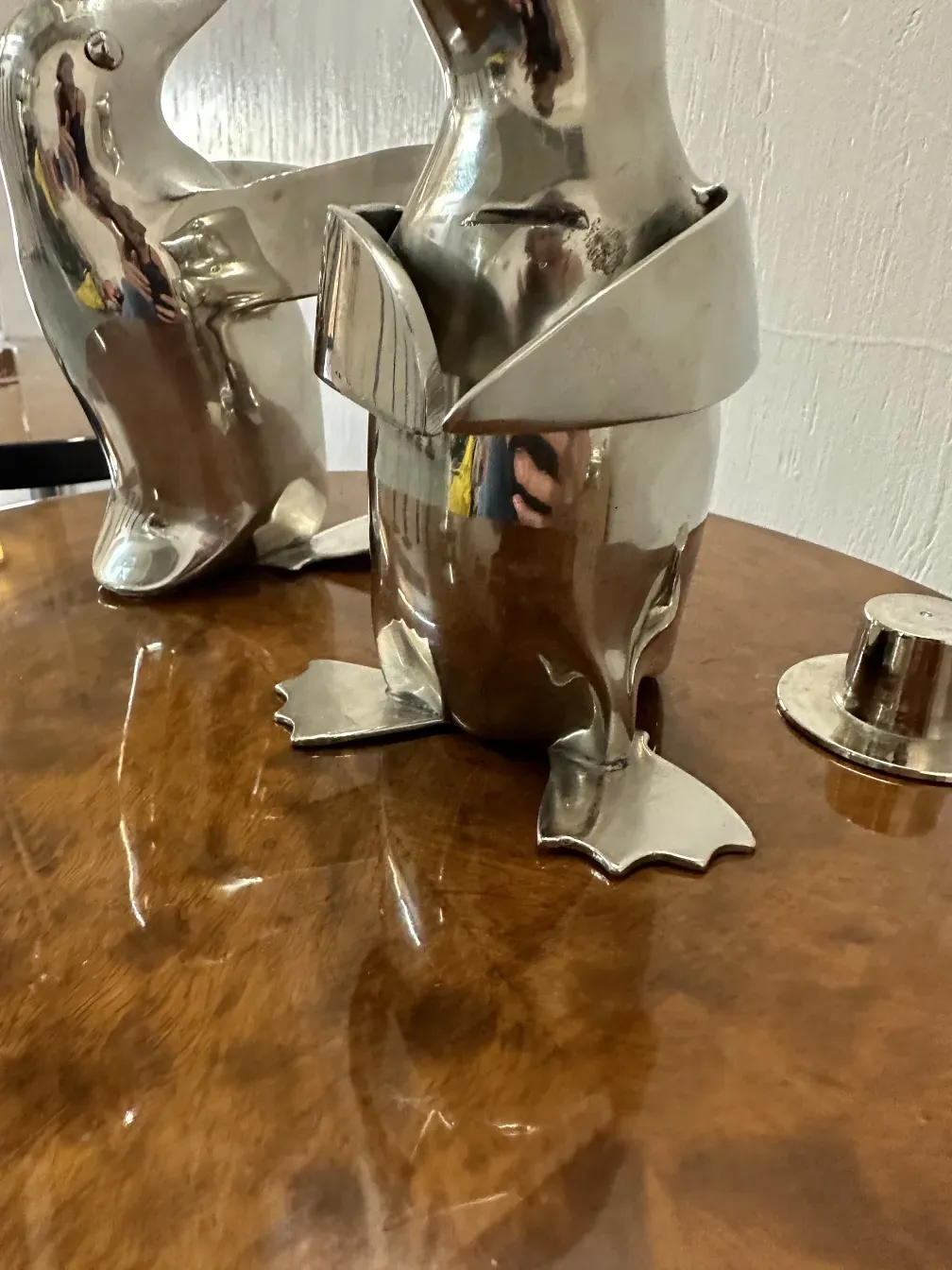 zwei antike dekorative Pinguine auf einem Tisch