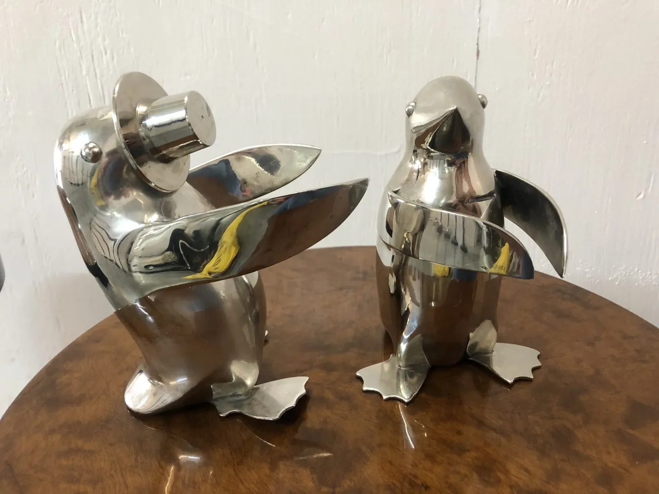 dos pingüinos antiguos de metal con detalles brillantes