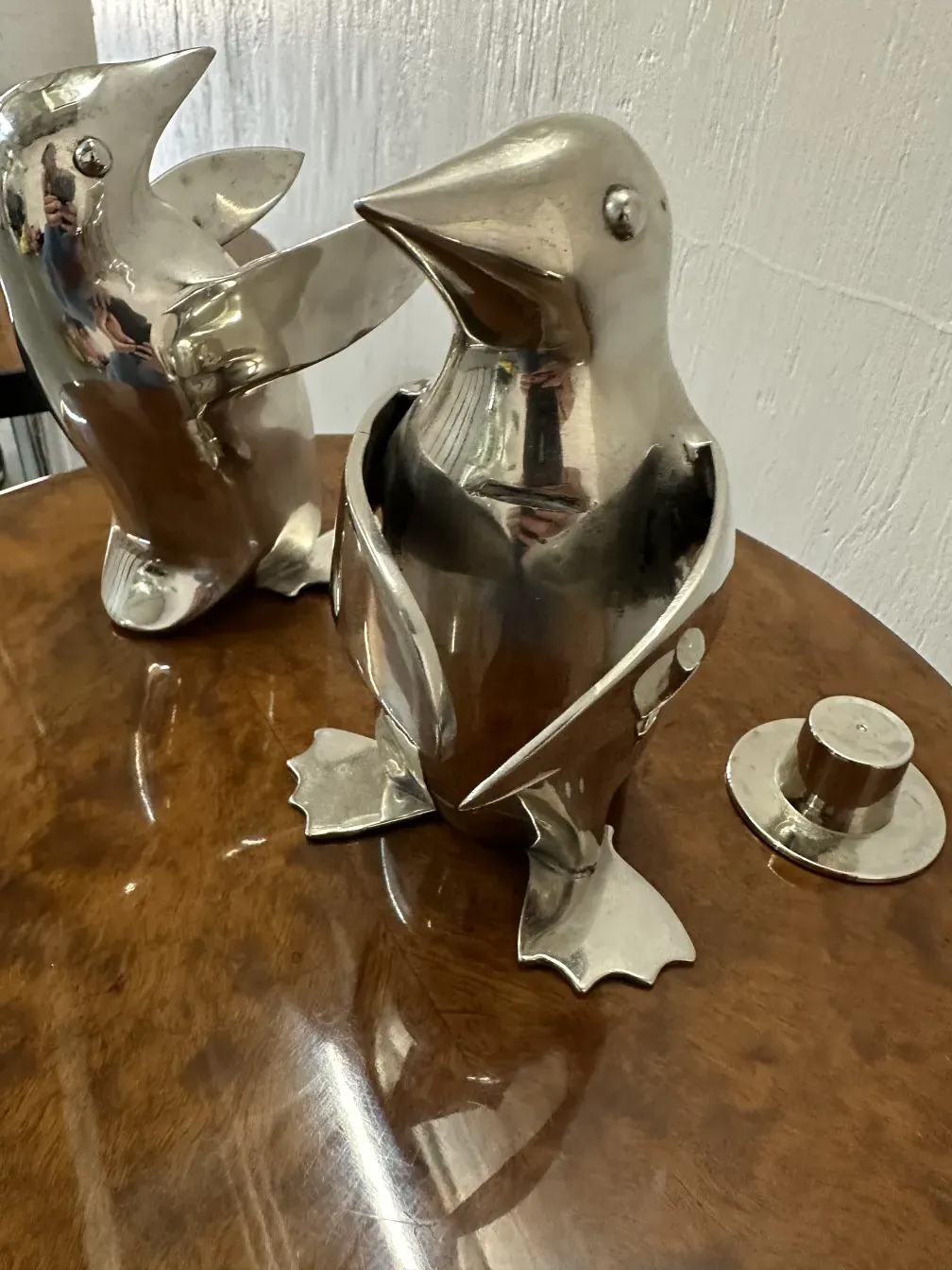 2 pingouins de décoration antique sur une table