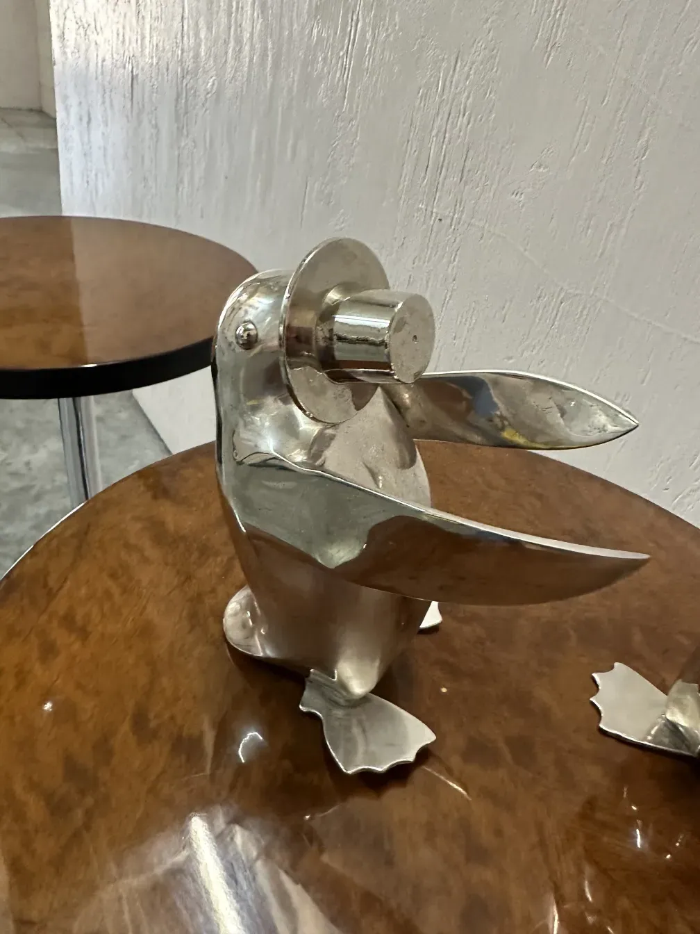 dois pinguins antigos em ambiente decorativo