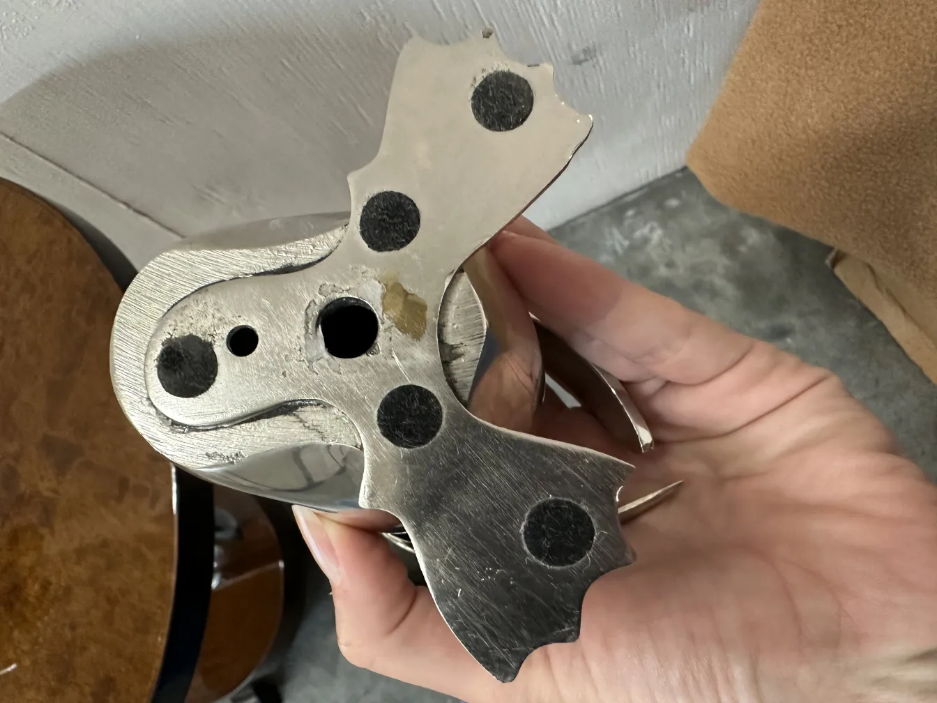 due pinguini decorativi antichi con dettagli metallici