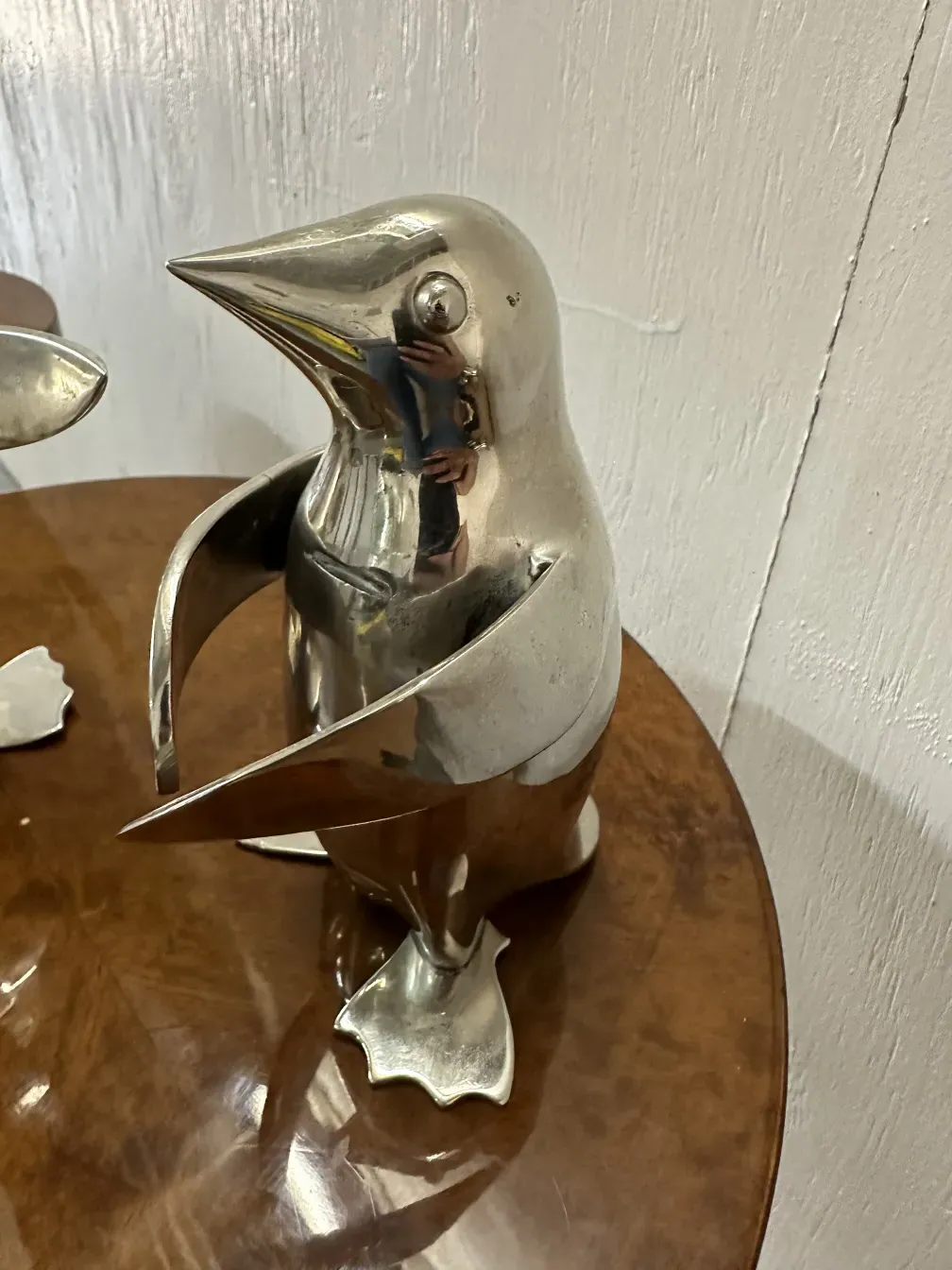 Deux pingouins anciens brillants dans un cadre chaleureux