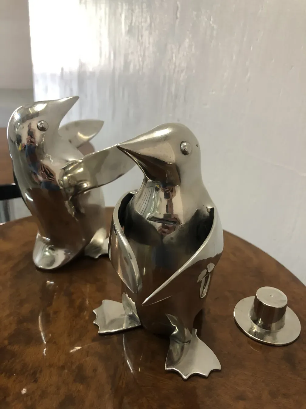 dois pinguins antigos com detalhes brilhantes